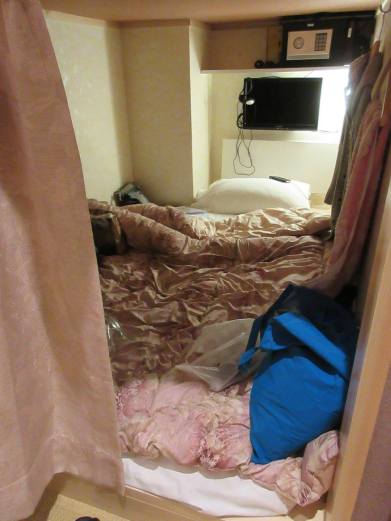 Ok, so it looked like a mess after I laid out the bedding and threw all my crap in there, but it was comfy as hell!